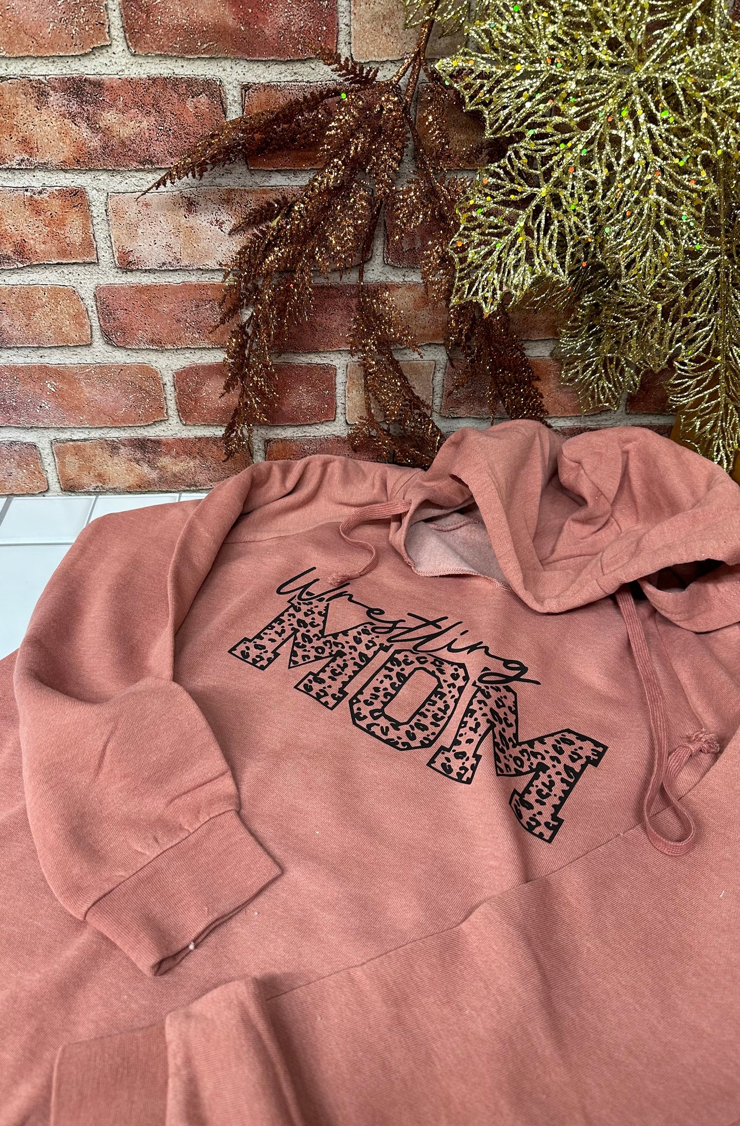 WRESTLING MOM - Independent Trade Co. - Women's Lightweight  Hooded Sweatshirt